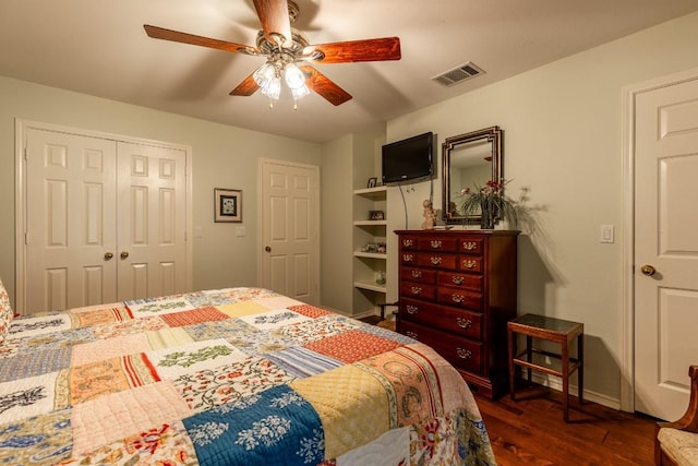 bedroom with dark wood-type flooring, ceiling fan, and a closet