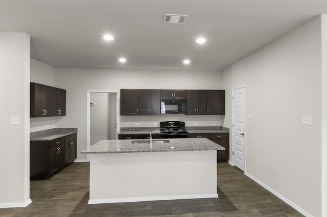 kitchen featuring black appliances, a center island with sink, dark hardwood / wood-style floors, and sink