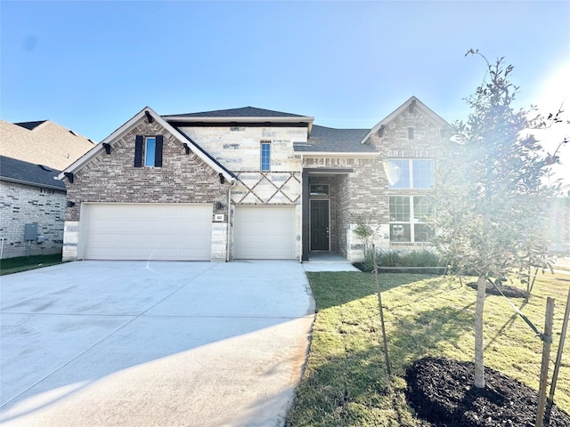 view of front of property featuring a front lawn and a garage