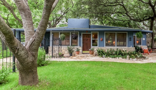 view of front of property with a front yard