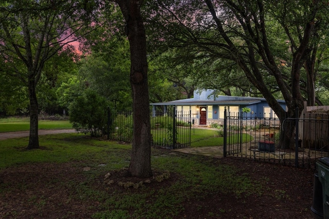 view of yard at dusk