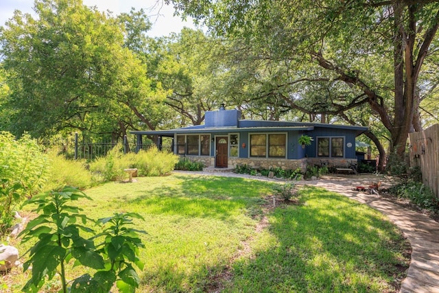 single story home featuring a front yard