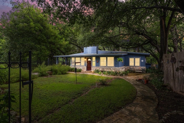 view of front of house featuring a yard