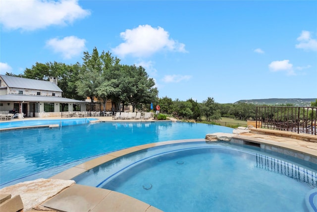 view of swimming pool