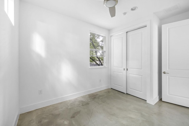 unfurnished bedroom featuring ceiling fan and a closet