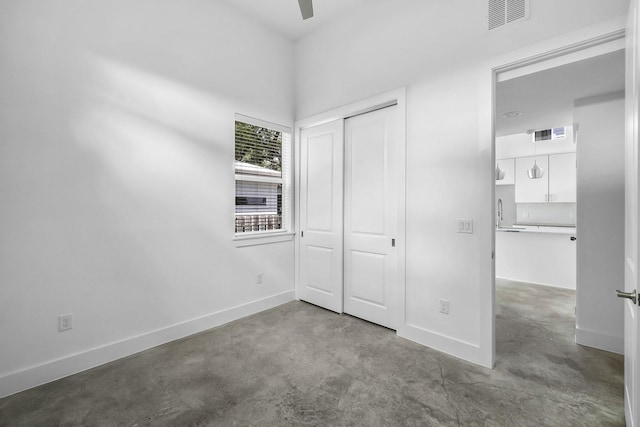 unfurnished bedroom featuring ceiling fan and a closet