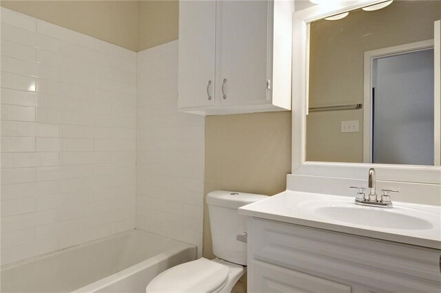 full bathroom with vanity, toilet, and tiled shower / bath