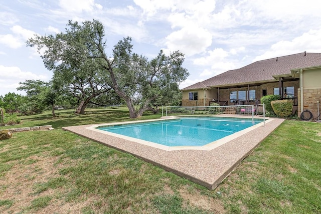 view of pool featuring a yard