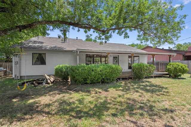 view of front of home featuring a front yard