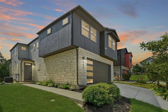 view of front of house featuring a lawn and a garage