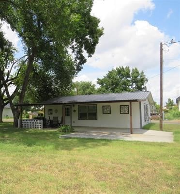 view of front facade with a front lawn