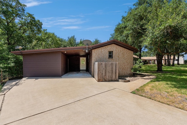 view of front of house featuring a carport and a front yard