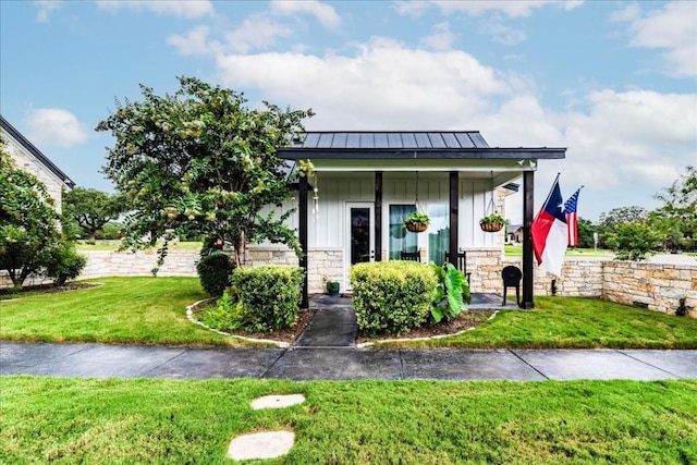 view of front of home with covered porch and a front lawn