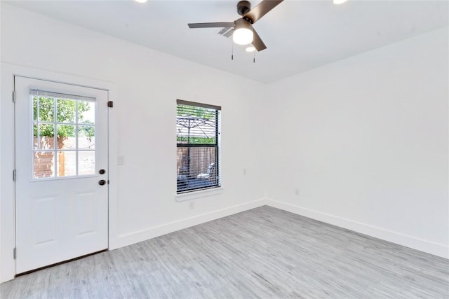 314 Saxon Ln, Austin, TX 78741 - foyer featuring light wood-style floors, a ceiling fan, and recessed lighting
