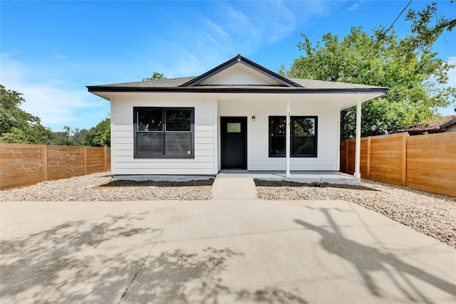314 Saxon Ln, Austin, TX 78741 - view of front facade featuring a porch and a fenced backyard
