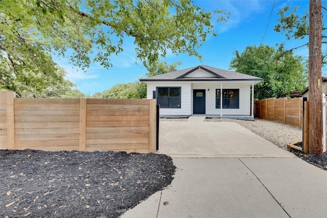 bungalow-style house featuring fence private yard