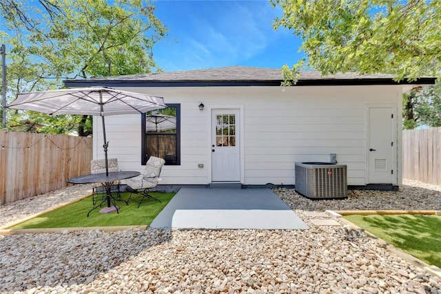 314 Saxon Ln, Austin, TX 78741 - back of property featuring a patio and a fenced backyard