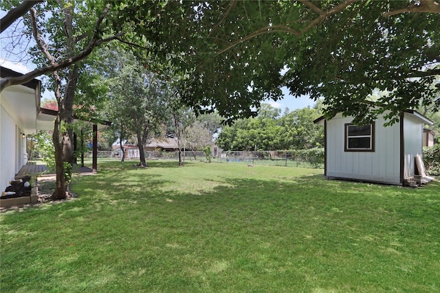 view of yard featuring a shed