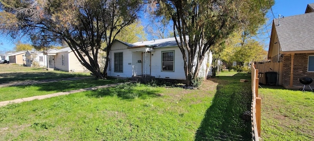 ranch-style home featuring a front yard