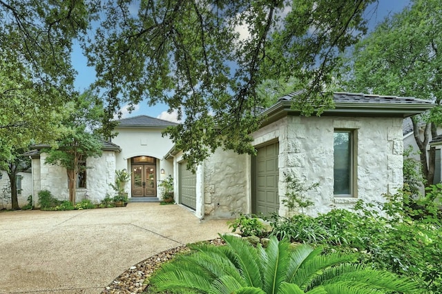 view of front facade featuring a garage