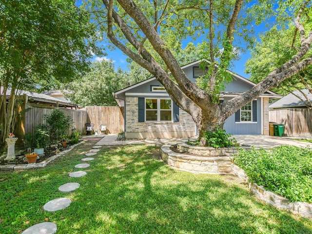 view of front of home with a front lawn