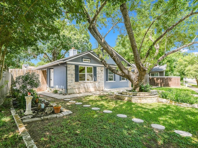 view of front of house featuring a front yard