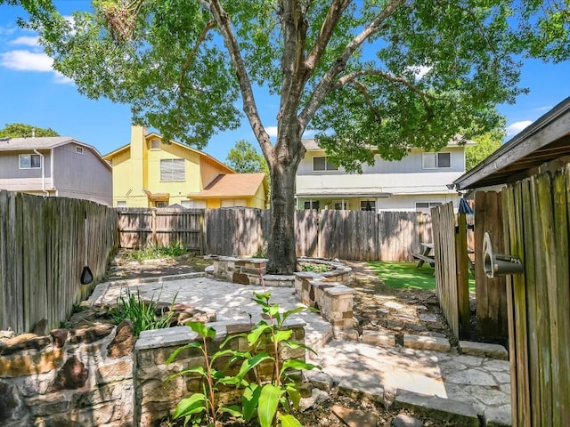 view of yard featuring a patio area