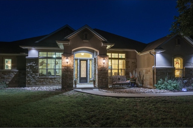 view of front of house featuring a yard