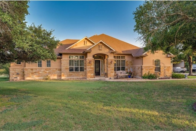 view of front of property featuring a front yard