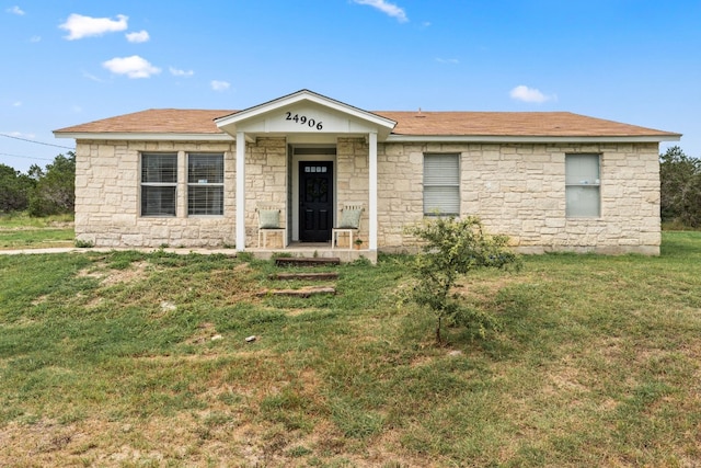 view of front of property featuring a front lawn