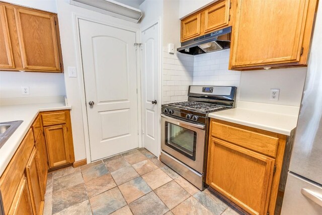 kitchen featuring tasteful backsplash and stainless steel appliances