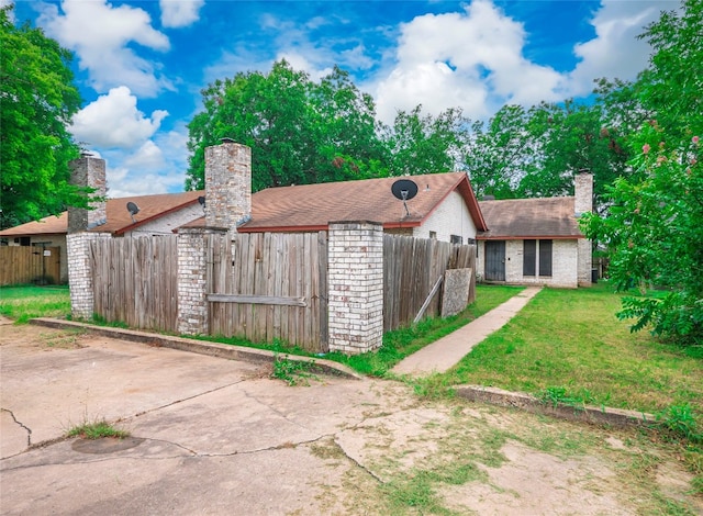 view of front of home featuring a front yard