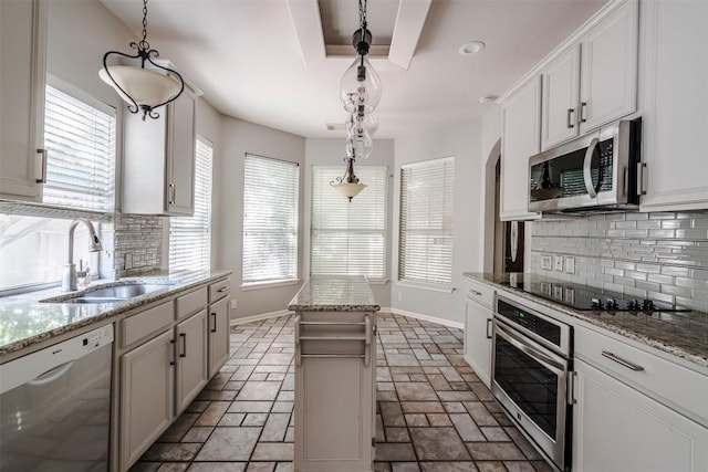 6 Muirfield Greens Cv, Lakeway, TX 78738 - kitchen featuring appliances with stainless steel finishes, a sink, a tray ceiling, baseboards, and backsplash