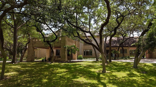 view of front of property featuring a front lawn