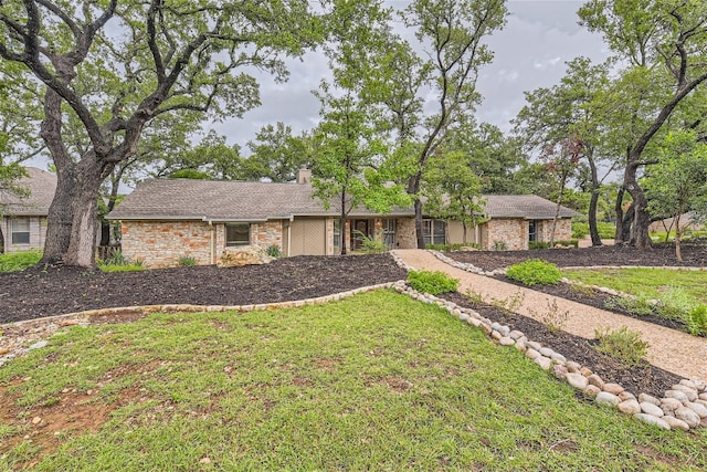 single story home featuring a front lawn