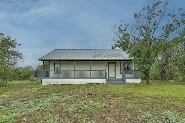 view of front of house featuring covered porch and a front lawn