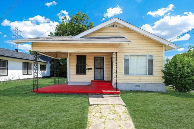 bungalow featuring a front yard