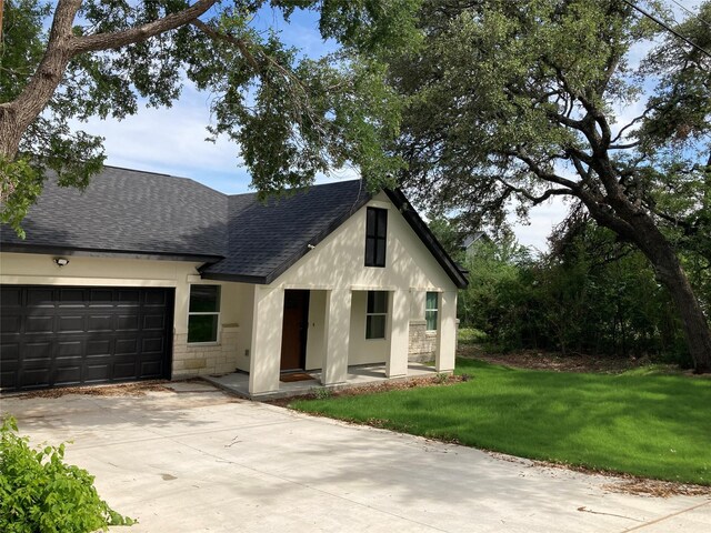 view of front of home featuring a front yard and a garage