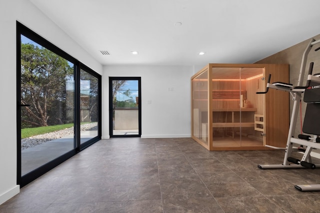 workout room featuring recessed lighting, visible vents, and baseboards