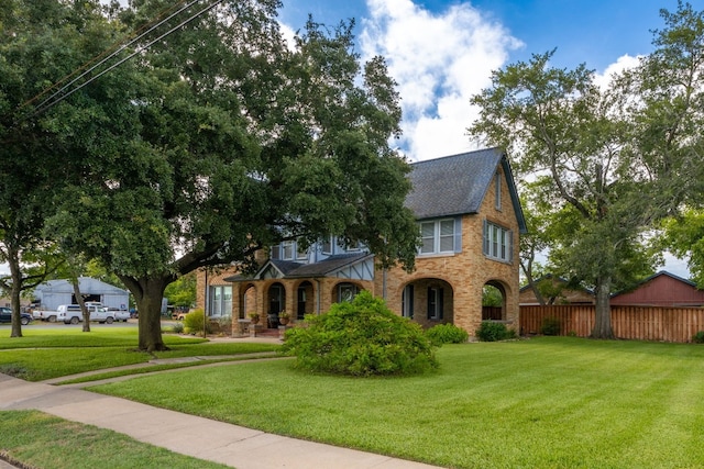 view of front of home featuring a front yard and fence