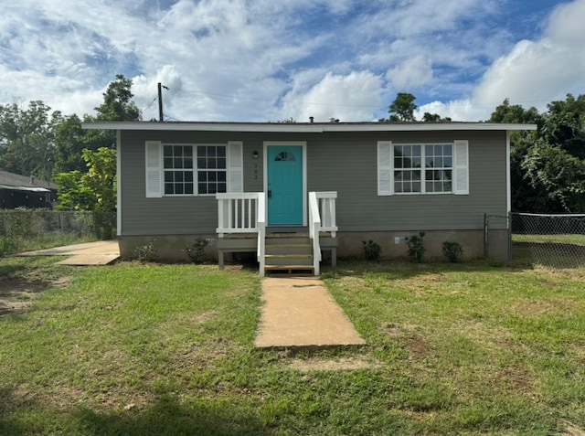 view of front of home featuring a front yard