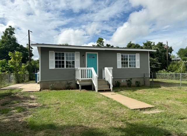 view of front of home featuring a front yard