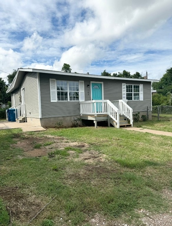 manufactured / mobile home with a front lawn