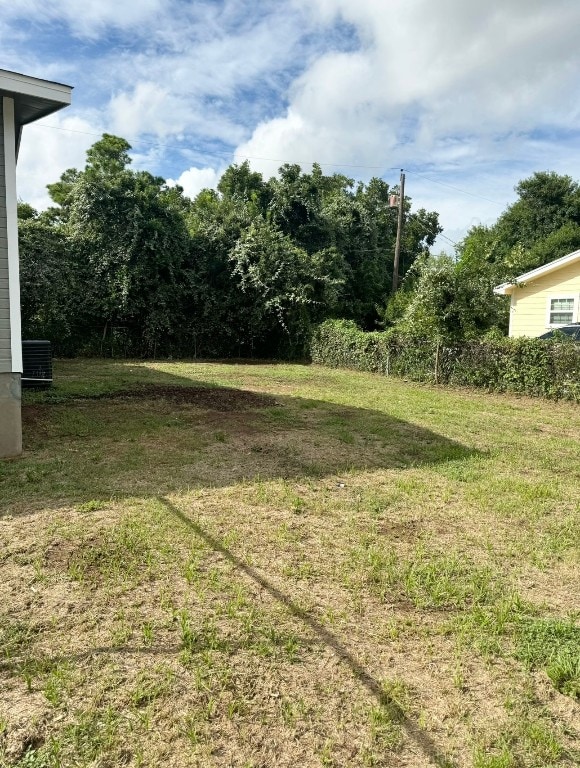 view of yard featuring cooling unit