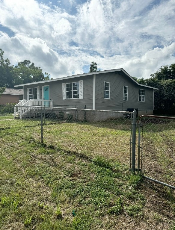 exterior space featuring a lawn