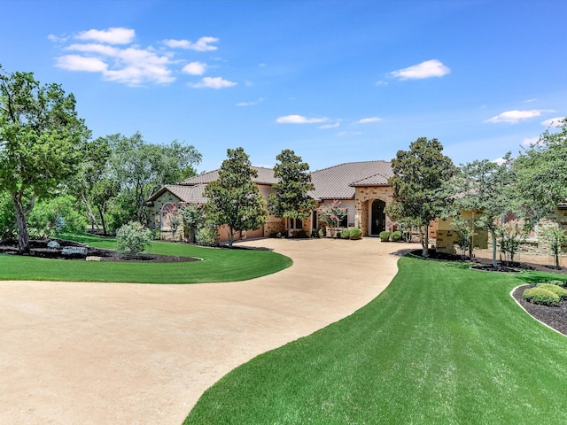 view of property's community featuring a lawn