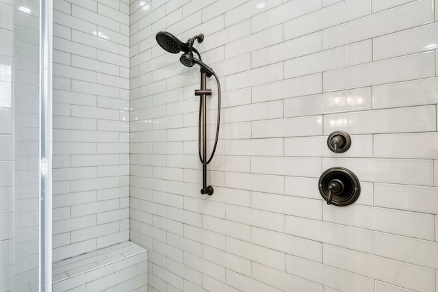 bathroom featuring tiled shower