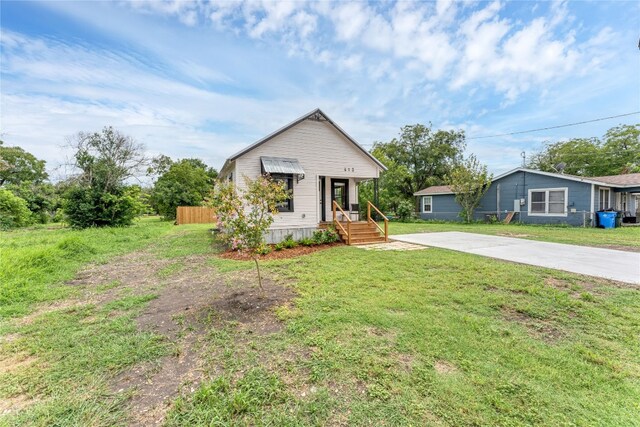 view of front of property featuring a front lawn