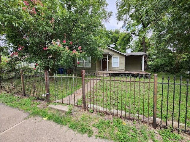 view of front of house featuring a front yard