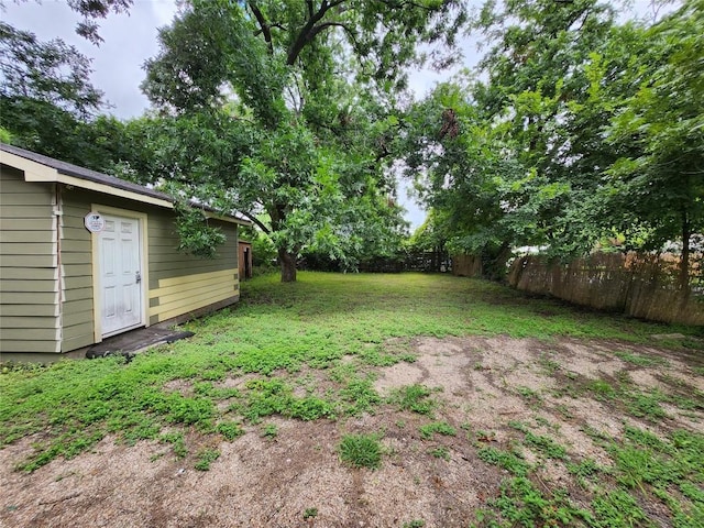 view of yard featuring an outdoor structure